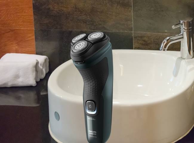 Close-up blade view of Philips 2600 shaver