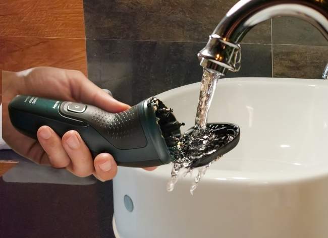 Waterproof Philips Norelco 2600 under running water